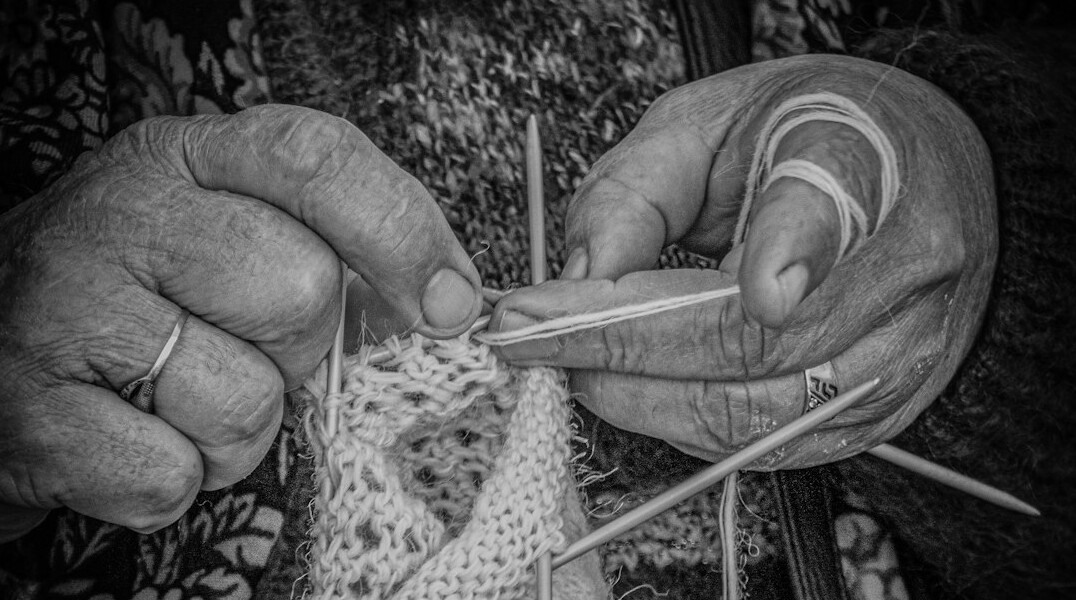 hands knitting scarf